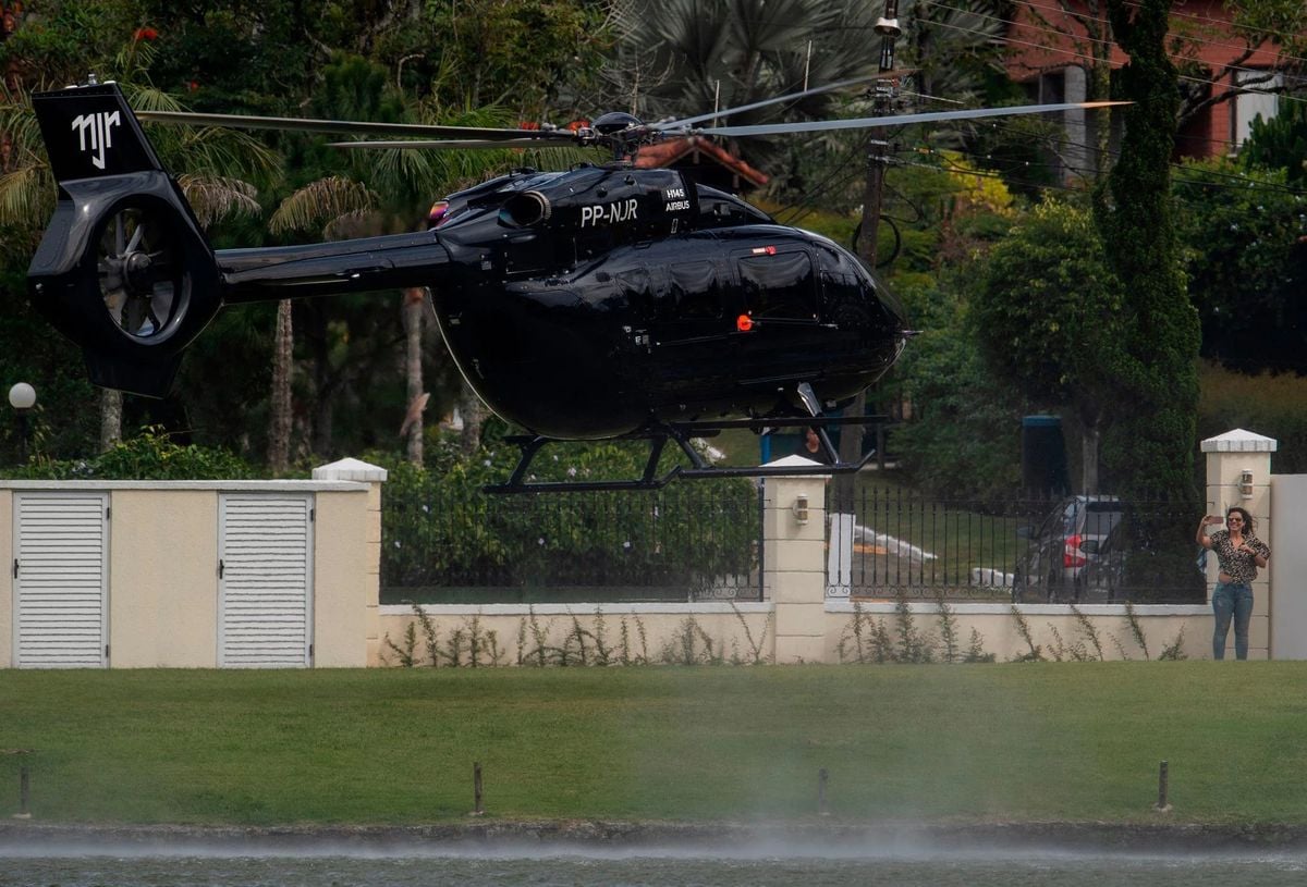 Neymar tem feito voos diários entre Mangaratiba e Santos de helicóptero só para treinar