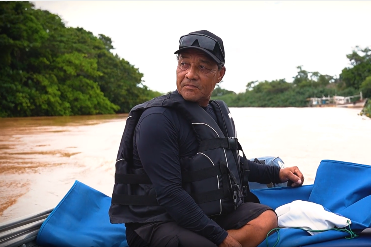 O seu Preto oferece um serviço turístico pelas ilhas do Rio Doce