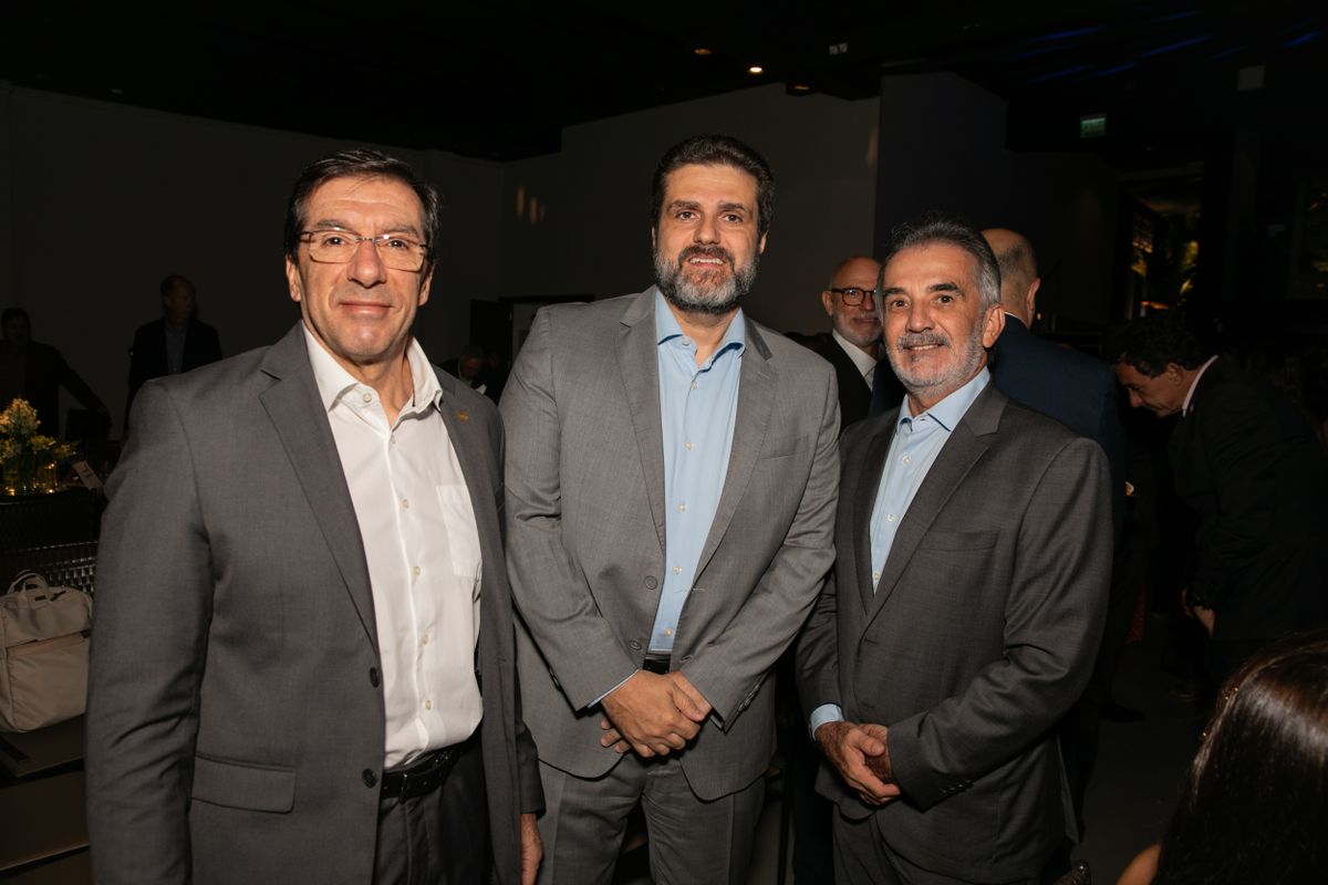 Paulo Baraona, o secretário de Estado de Mobilidade e Infraestrutura e Sidemar Acosta entre os convidados da posse da nova Diretoria Fetransportes