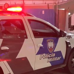 Suspeitas invadiram a casa das vítimas, arremessaram pedras e fizeram ofensas raciais, segundo a PM; caso aconteceu no bairro Planeta, na noite de quinta-feira (18)