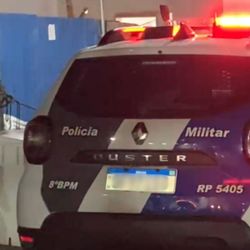 Adolescente foi atingida na perna durante ação de suspeitos armados no bairro Santa Paula; vítima foi socorrida e transferida para hospital em Vitória