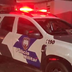 A jovem, de 16 anos, acabou atingida por um carro, que realizava uma conversão repentina; ela acabou ferida e o motorista envolvido fugiu do local