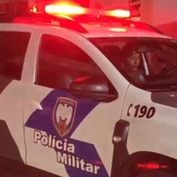 Homem ameaçou adolescente, ofendeu padrasto dela e atirou contra casa; menor contou que crime teria sido motivado por uma confusão ocorrida no dia anterior
