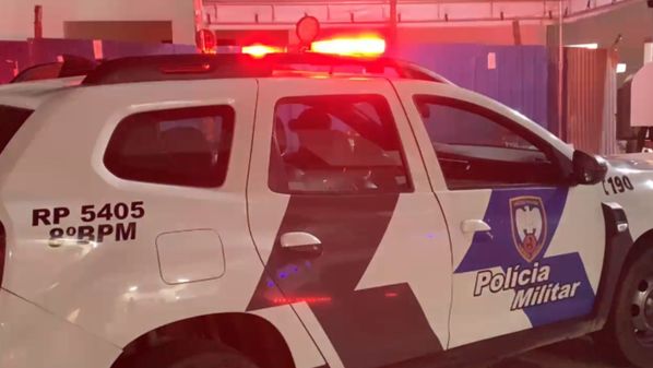 Suspeitas invadiram a casa das vítimas, arremessaram pedras e fizeram ofensas raciais, segundo a PM; caso aconteceu no bairro Planeta, na noite de quinta-feira (18)