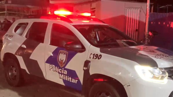 A jovem, de 16 anos, acabou atingida por um carro, que realizava uma conversão repentina; ela acabou ferida e o motorista envolvido fugiu do local