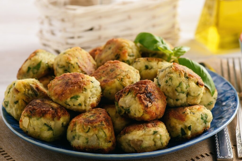 Bolinho fit de grão-de-bico com salsinha (Imagem: Cesarz | Shutterstock)