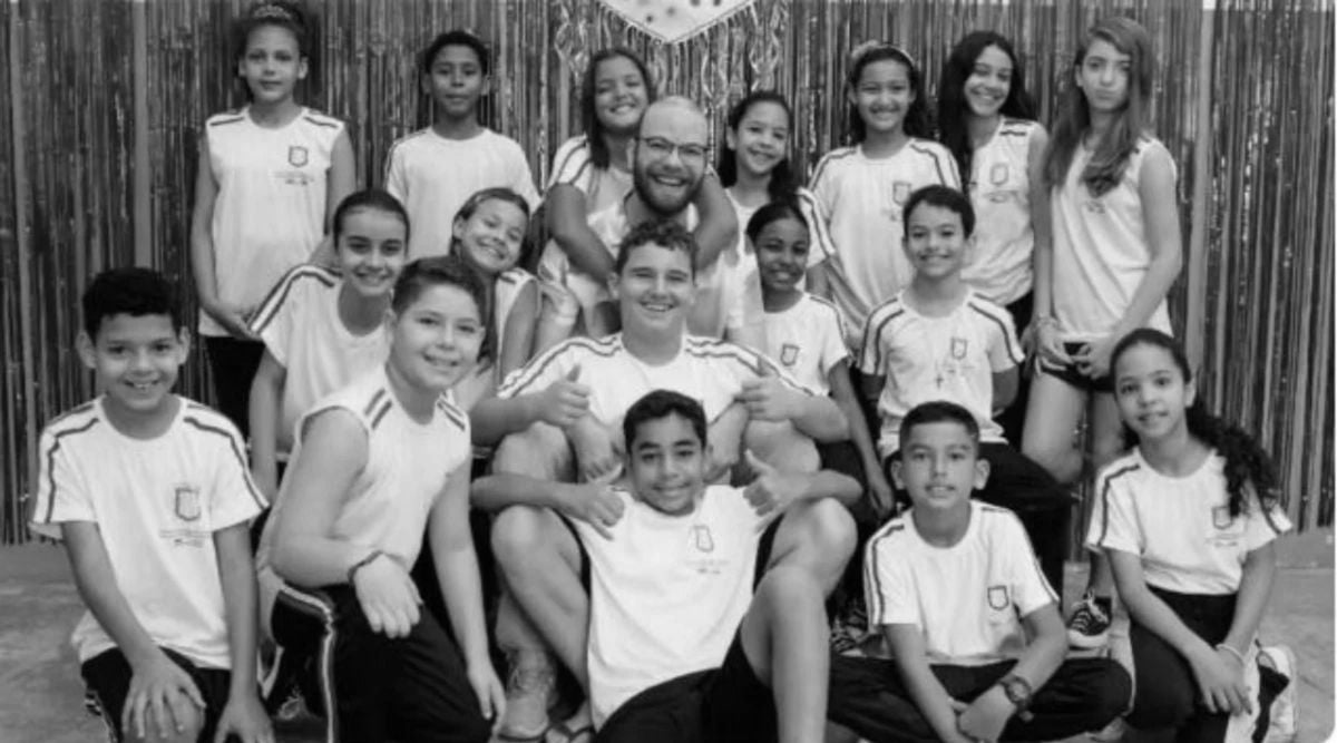 Helder Guastti da Silva entre alunos do ensino fundamental