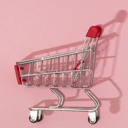 Diferente da ostentação e do consumismo desenfreado que marcaram outras gerações, essa tendência prega um estilo de vida mais minimalista, consciente e econômico