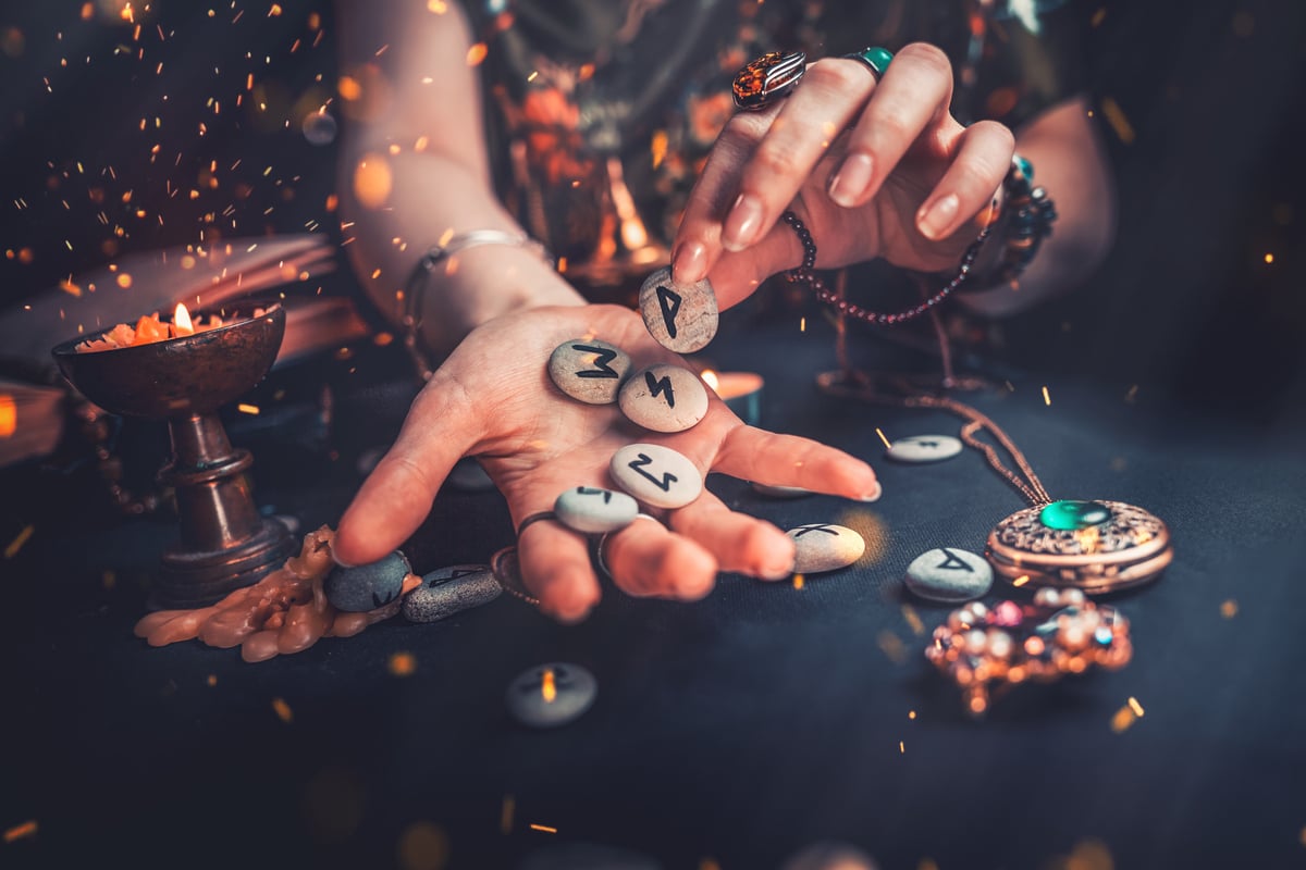 As runas podem ser usadas para ajudar a entender situações e responder a perguntas (Imagem: STEKLO | Shutterstock)