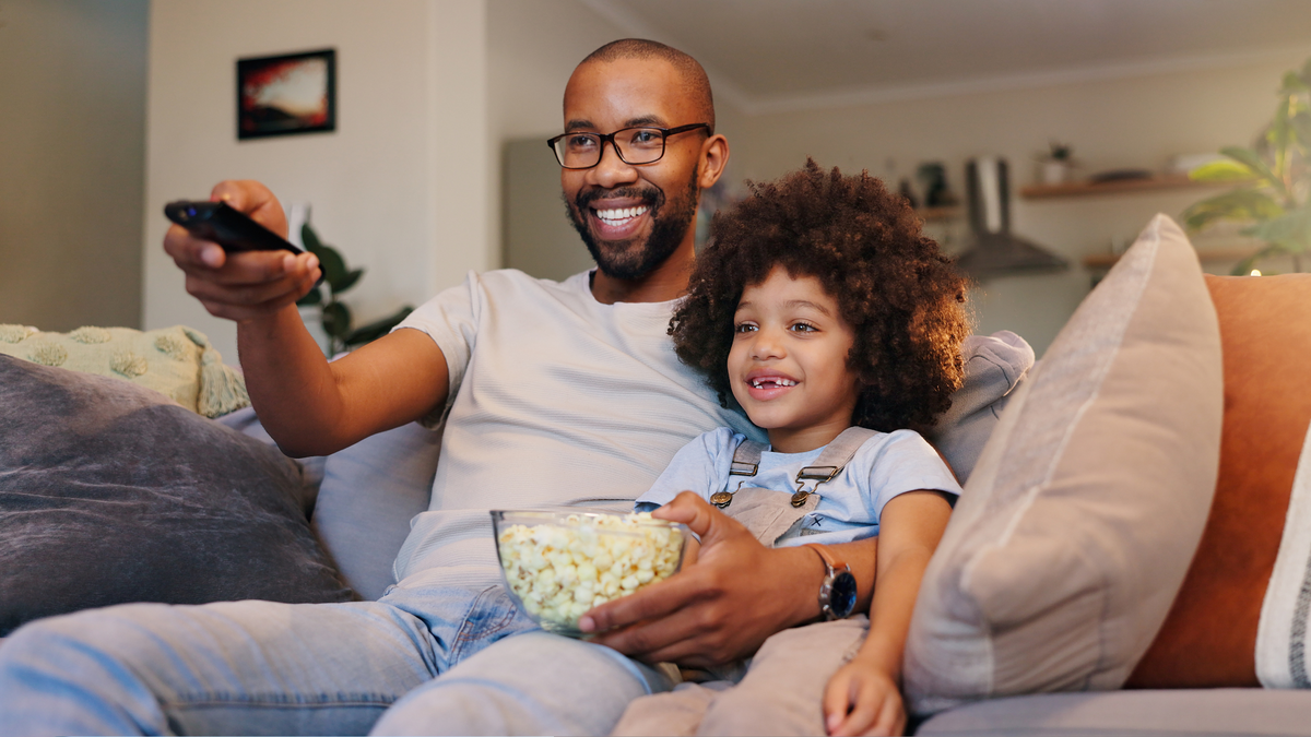 Família assistindo TV