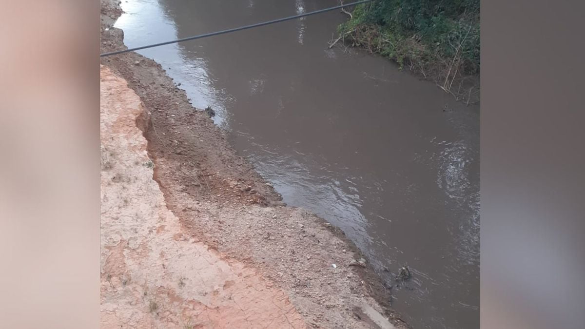 Água com coloração escura no Rio São José, principal