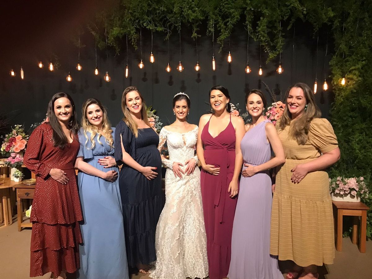 Amigas de infância engravidam após tirarem fotos com mão na barriga