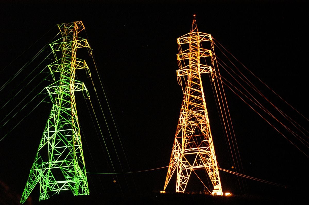 Em outros tempos, torres de Jesus de Nazareth, em Vitória, ficavam iluminadas por Marcos Fernandez
