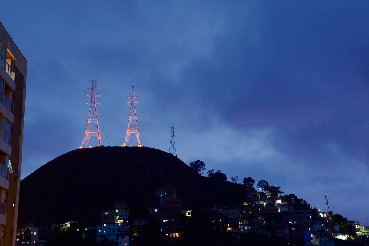 Em outros tempos, torres de Jesus de Nazareth, em Vitória, ficavam iluminadas por Vitor Jubini