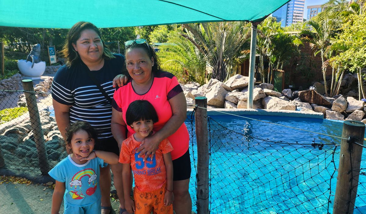 Kelly (de azul), passeia pelo Espírito Santo com a mãe Elizabeth e os sobrinhos Valery e Thiago