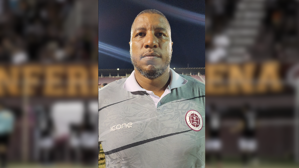 Rodrigo César, técnico da Desportiva Ferroviária