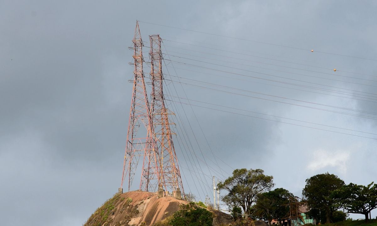 Torres ficam no alto do bairro Jesus de Nazareth, em Vitória por Vitor Jubini