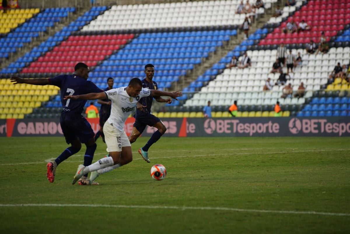Botafogo e Madureira se enfrentaram no kleber Andrade na tarde deste domingo (9) por Fernando Madeira
