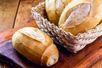 O pão francês pode ser incluído na dieta em doses adequadas e sugeridas por um profissional da saúde (Imagem: RHJPhtotos | Shutterstock)