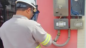 Técnico da EDP desfaz a manipulação do medidor de energia elétrica da boate