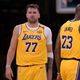 Imagem - Doncic estreia nos Lakers com festa, conexão com LeBron e passe com sorriso