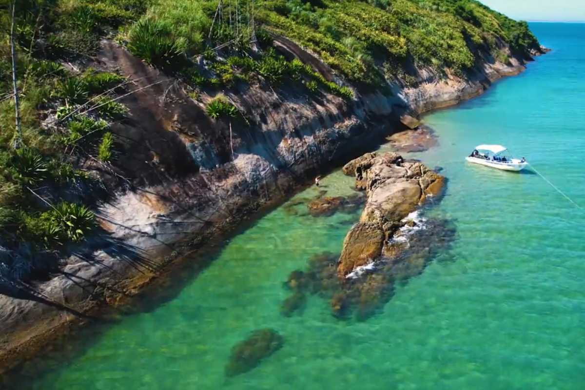 As águas transparentes da Ilha dos Franceses parecem um caribe capixaba