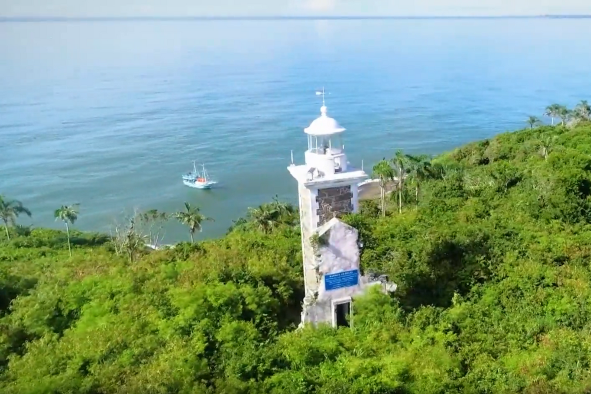 Farol da Ilha dos Franceses está em atividade até hoje 