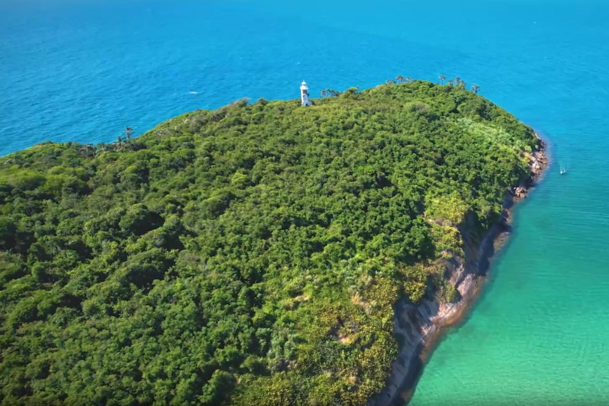 Ilha dos Franceses se destaca pela exuberância da natureza
