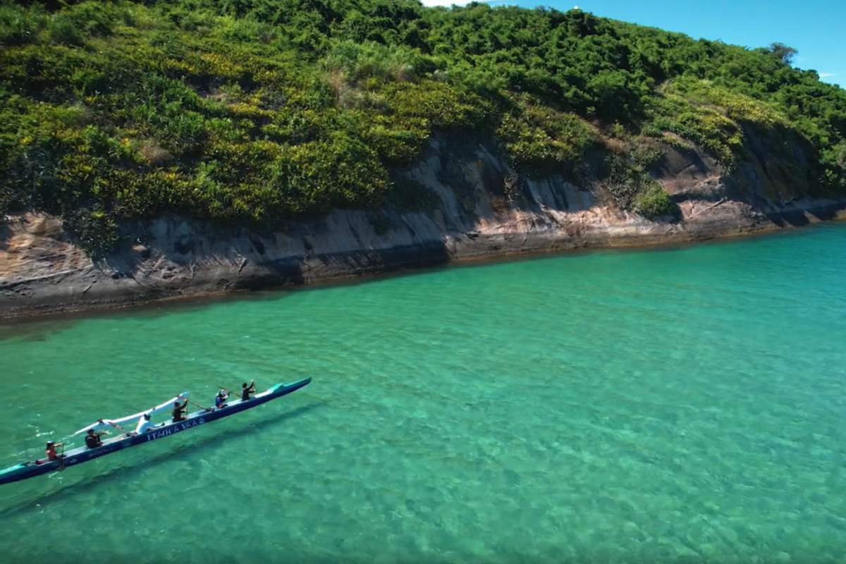 Praticantes de canoa havaiana costumam ir até a ilha dos franceses
