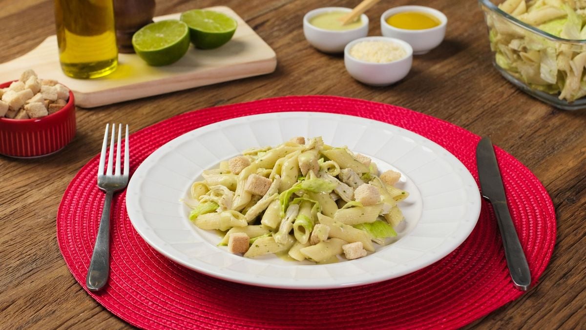 Salada Caesar de macarrão