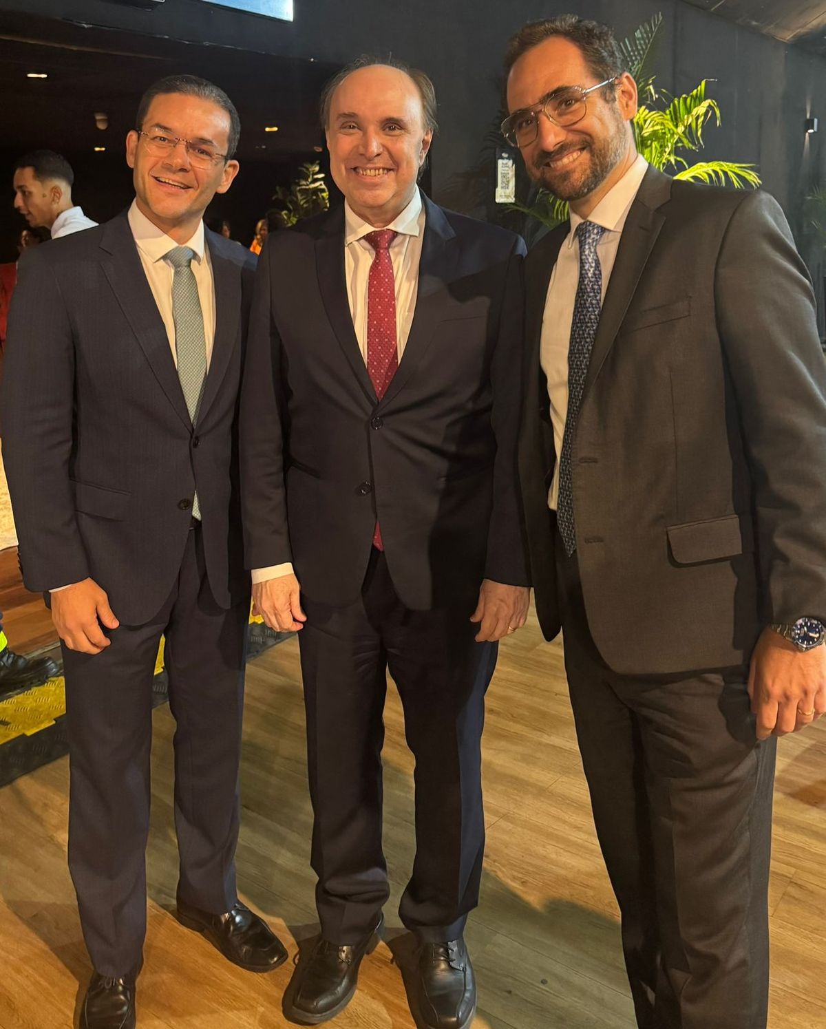 Dr. Alexandre Dalla Bernardina com o presidente do Tribunal de Justiça do Espírito Santo, desembargador Samuel Brasil, e o advogado Marcelo Pacheco