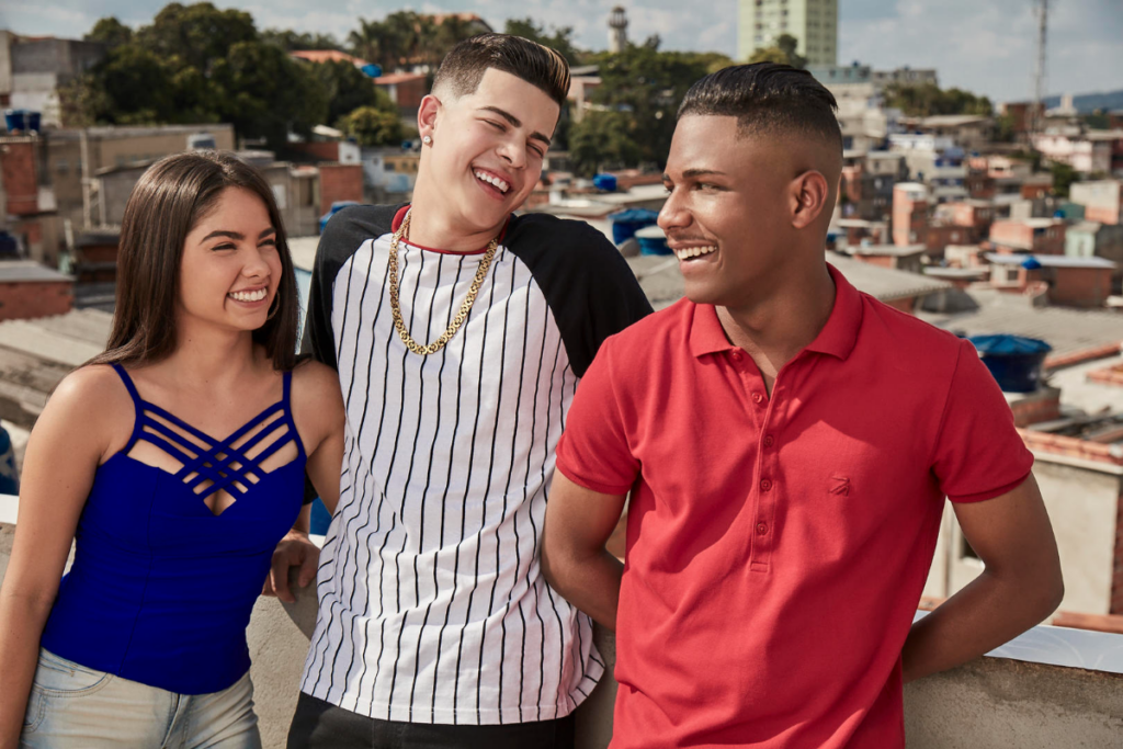 A série ‘Sintonia’ acompanha a vida de três amigos na periferia de São Paulo (Imagem: Reprodução digital | Netflix) 