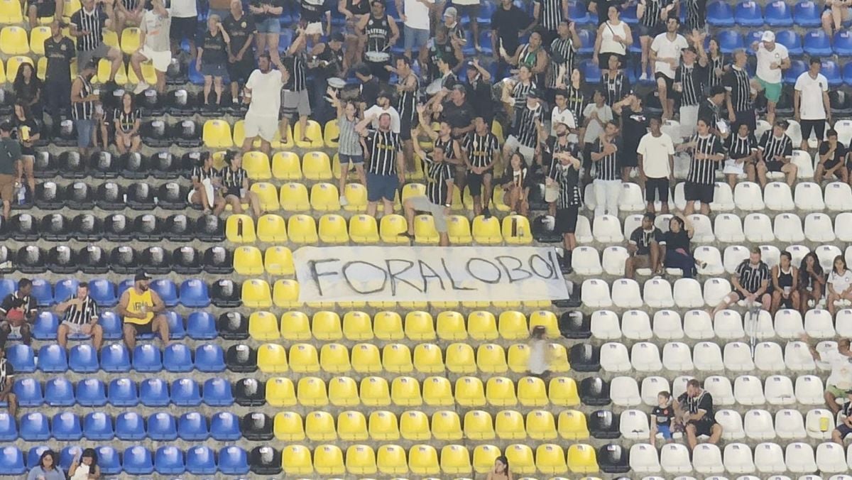 Torcida do Rio Branco protestou contra dirigente responsável pela montagem do elenco