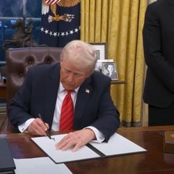 Setores importantíssimos para a economia capixaba, caso de minério, aço, petróleo, celulose e até uma parte das exportações de rochas, foram excluídos da nova tarifa imposta por Trump