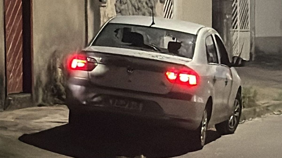 Homens rendem motorista e obrigam vítima a entrar no mar sem roupa durante assalto na Serra