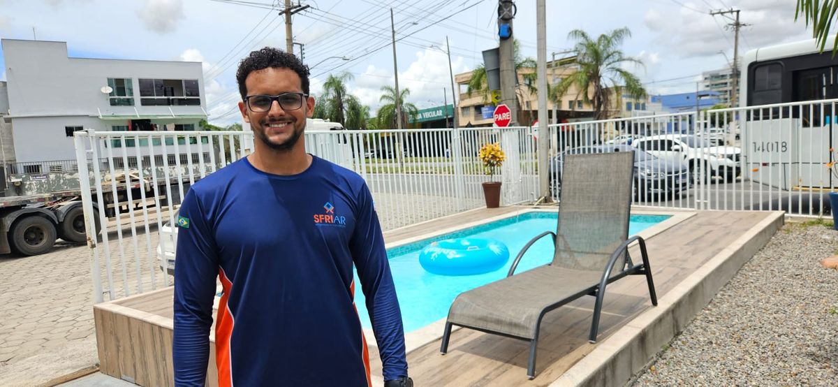 João Henrique voltou à loja onde pulou na piscina, em Linhares