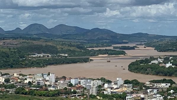O motorista foi flagrado dirigindo sobre o calçadão da Av. Prefeito José Zouain nesta sexta (26). A Guarda Municipal investiga o caso.
