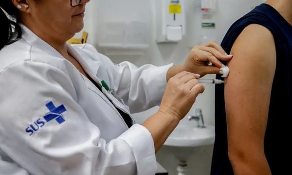 Aplicação de vacina contra a dengue