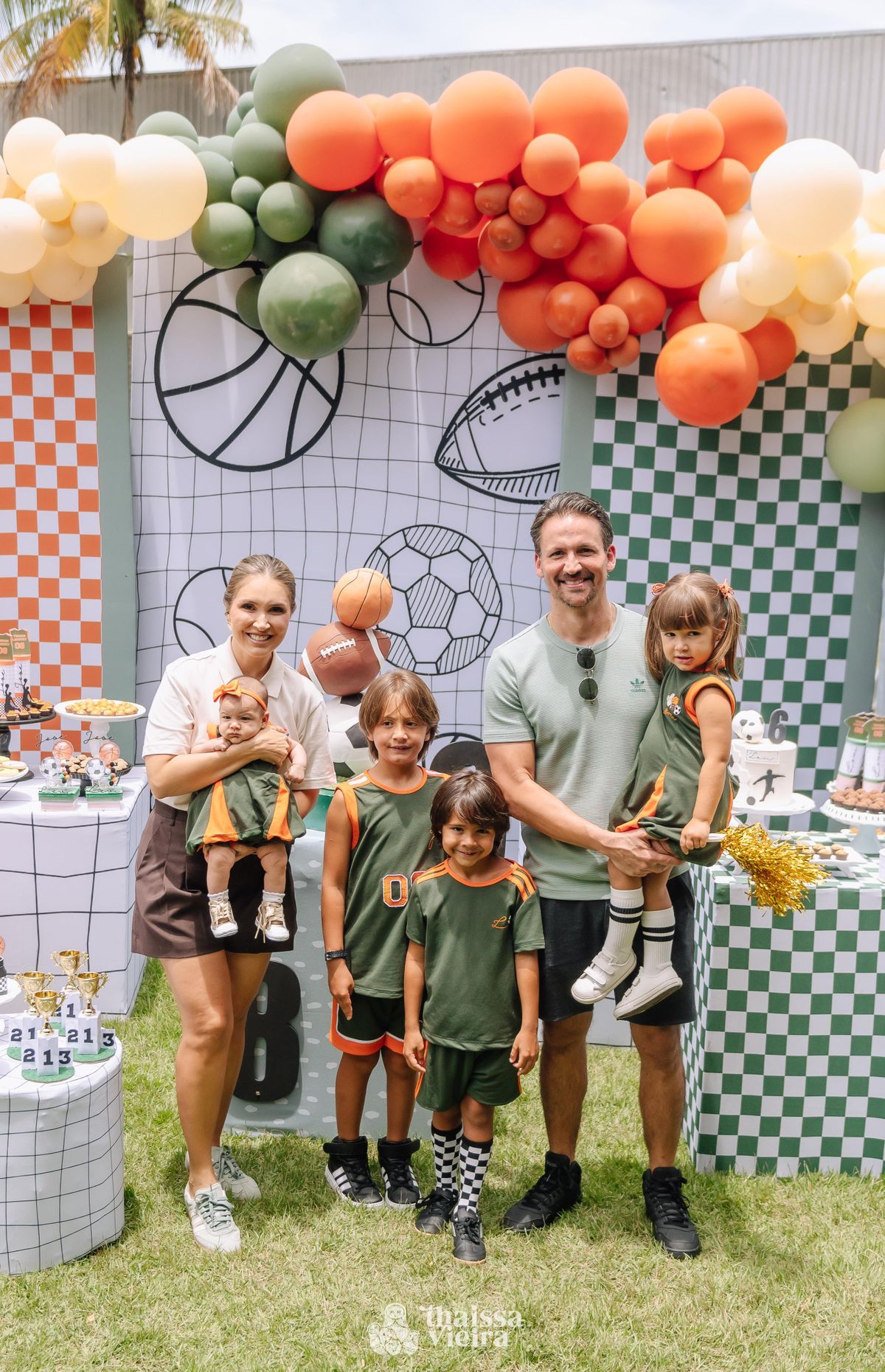 Thanandra Torres e o marido Thiago Lacourt, ao lado dos filhos Sara, José, Levi e Anna