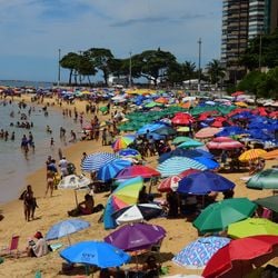 Cidades litorâneas que costumam receber aumento expressivo na quantidade de veículos e pedestres podem resolver problemas de congestionamento com soluções rápidas