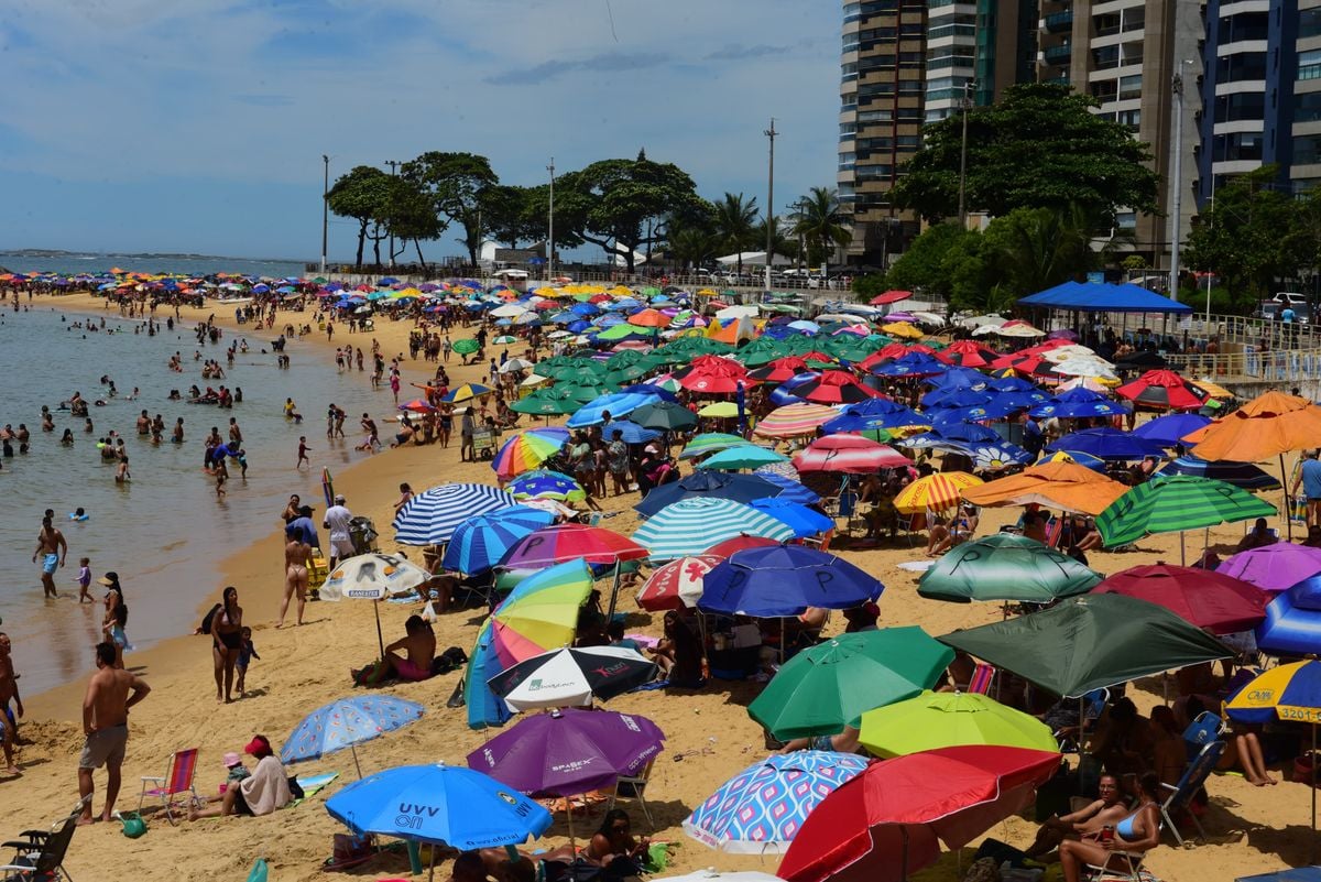 Banhistas na praia da Sereia, em Vila Velha; calor, verão