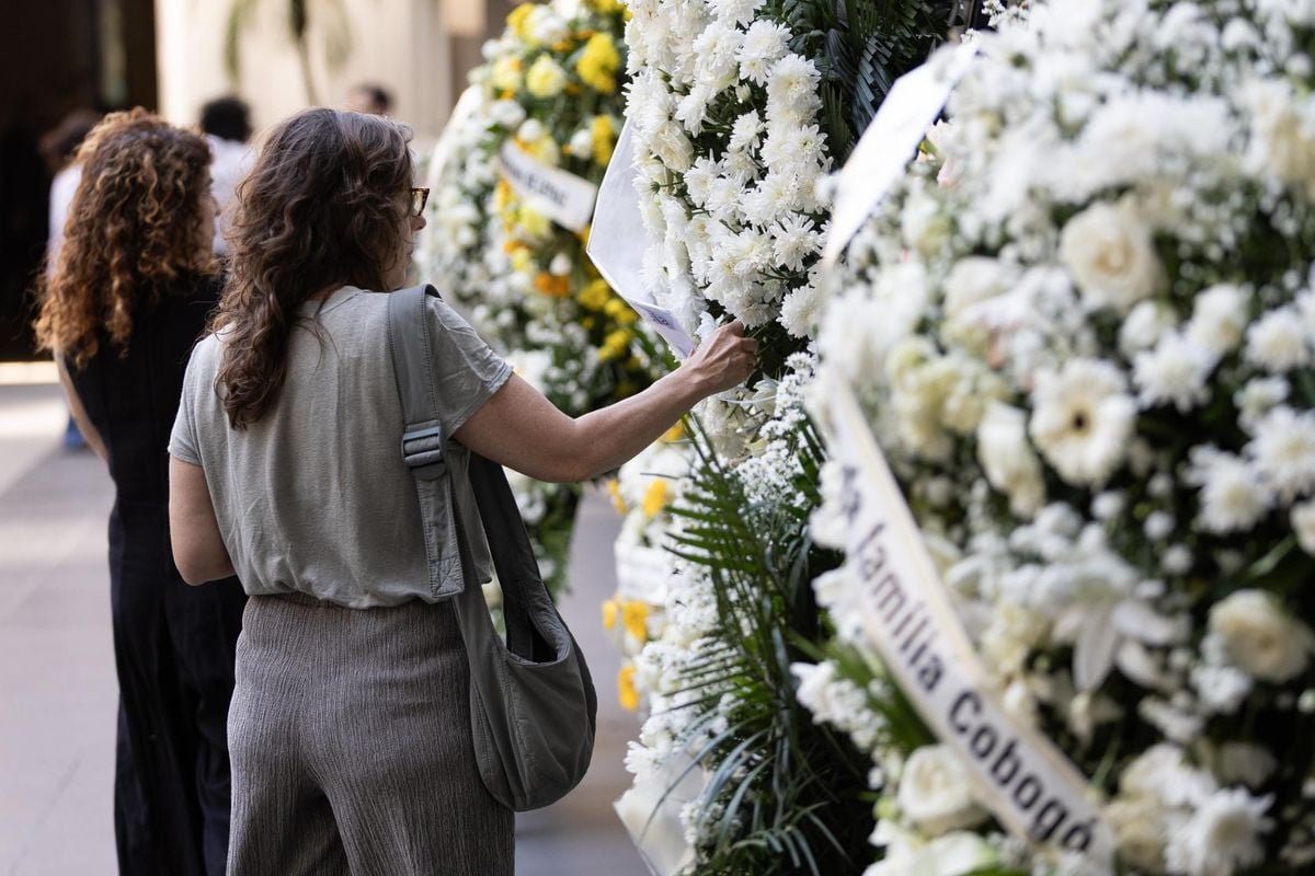 Isabel Guedes, durante o velório de seu pai, o cineasta e imortal da Academia Brasileira de Letras, Cacá Diegues, no prédio da ABL, no centro do Rio de Janeiro