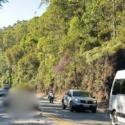 Acidente ocorreu na manhã deste domingo (16) e a pista foi totalmente interditada, segundo a PRF; Notaer foi acionado para ajudar no resgate