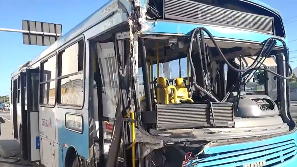 Acidente com ônibus derruba poste em Vila Velha 