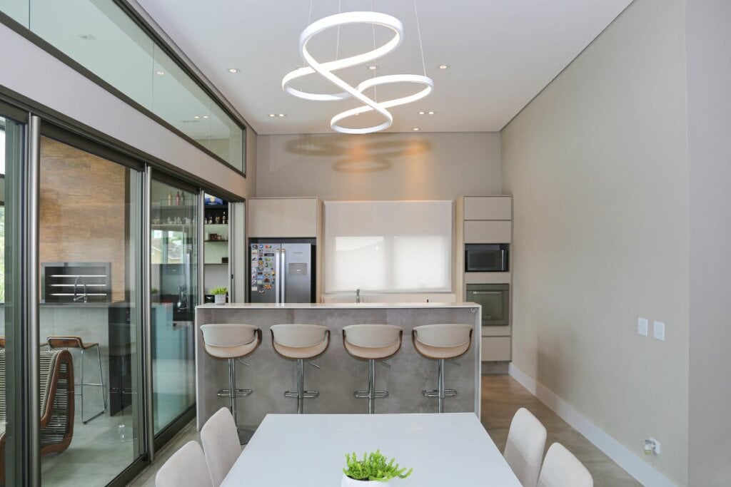 O triângulo de trabalho garante que o fluxo de atividades na cozinha seja fluido e eficiente (Projeto: Meneghisso & Pasquotto Arquitetura | Imagem: Divulgação)