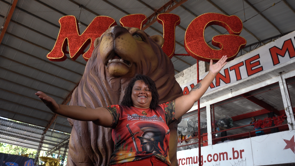 Grasielle Ferreira trabalha no barração pesado e confecciona alegorias desde 2007