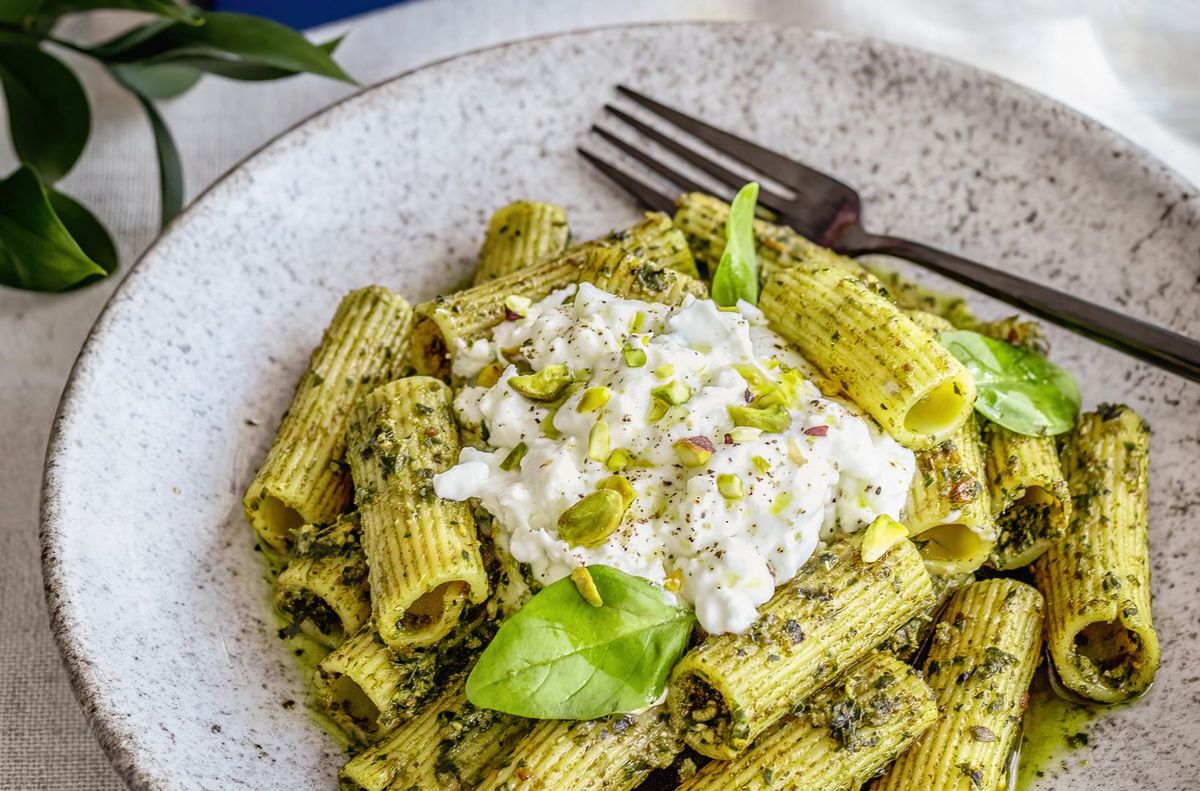 Rigatoni com pesto de pistache e burrata