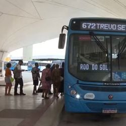 Entre as mudanças, projeto aumenta a faixa de renda permitida para receber o benefício e estende o direto à passagem grátis nos ônibus e nas barcas do aquaviário a acompanhantes de usuários de cadeiras de rodas