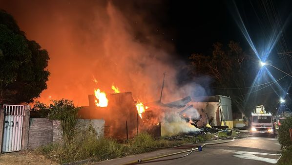 Fogo atingiu um galpão da Eletroshow Outlet no começo da noite desta quarta-feira (19); segundo o proprietário, todos o espaço foi completamente destruído pelas chamas