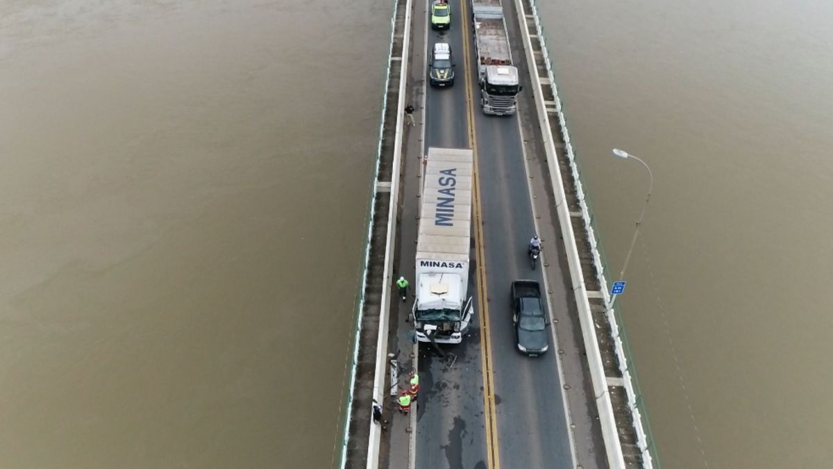 Acidente entre dois caminhões trava ponte na BR 101 em Linhares 